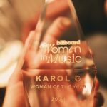 KAROL G Instagram – WOMAN OF THE YEAR ✨ Podría decir que ayer recibí uno de los reconocimientos más significativos de mi carrera! Que bendición 🫶🏽 Gracias @billboard 🤍 Gracias equipo y gracias a todos ustedes !