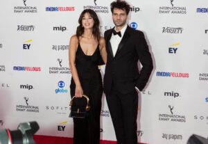 Kaan Urgancıoğlu Instagram - Bu mutluluğun ardında bu fotoğraflarda olmayan kocaman bir ekip var. Hepinizin eline sağlık. Bunu hak ettik. @yargidizi @ayyapim @kanald @iemmys 
Bu gece için teşekkürler @prada @jeffhm #işbirliği