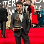 Kaan Urgancıoğlu Instagram - Bu mutluluğun ardında bu fotoğraflarda olmayan kocaman bir ekip var. Hepinizin eline sağlık. Bunu hak ettik. @yargidizi @ayyapim @kanald @iemmys Bu gece için teşekkürler @prada @jeffhm #işbirliği