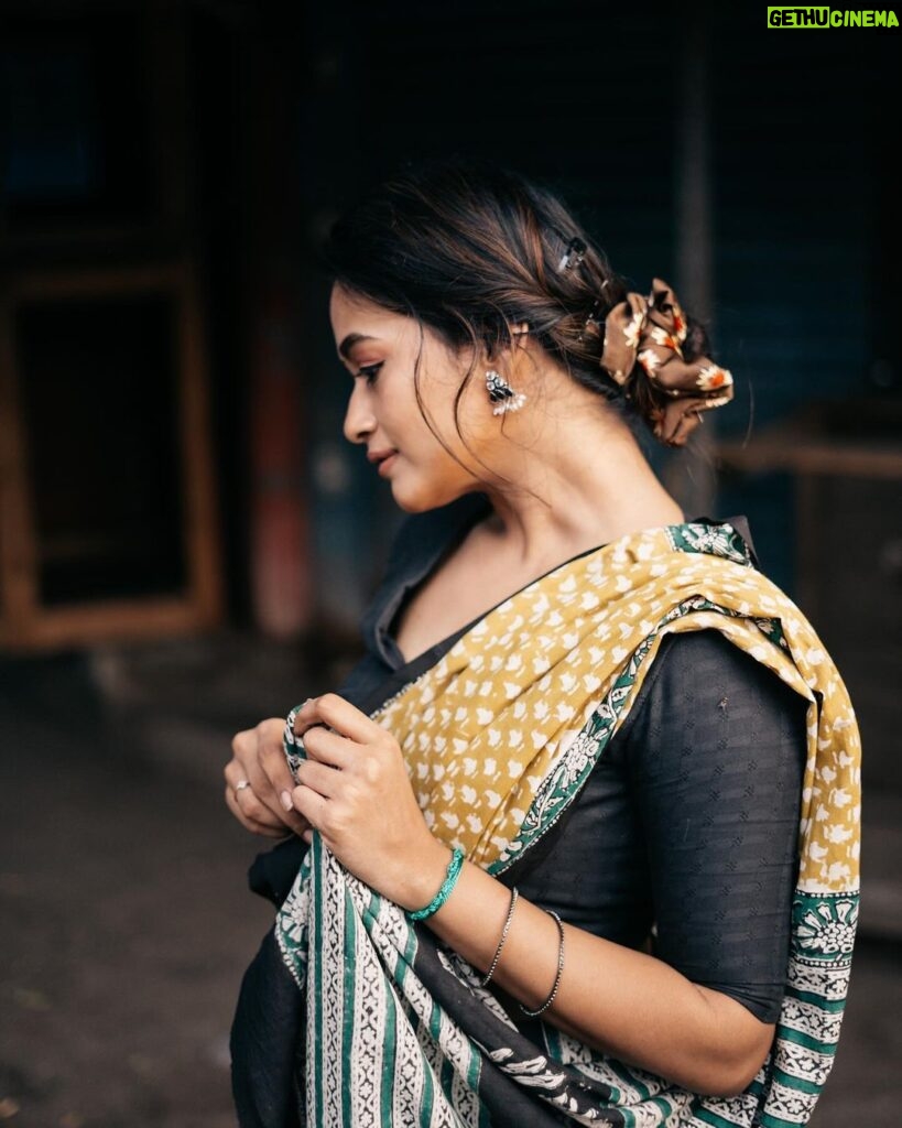 Kaavya Arivumani Instagram - இரகசியமே✨🩶 Fav shoot ✨🖤 Saree:@vasaka.jaipur 📷:@storiesby_rk 📷@its_surean Blouse:@arudpa Styled :@keziah_costume_stylist #kaavya#kaavyaarivumani #insta#tamil #tamilcinema #kollywood #malayalamcinema