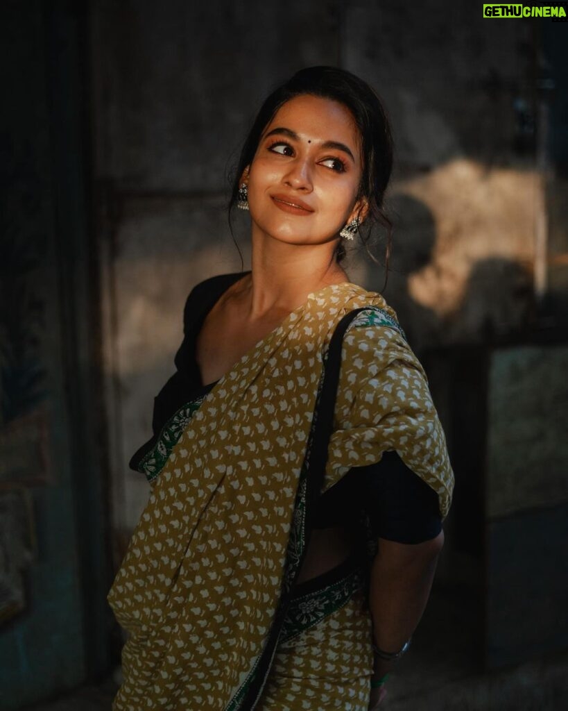 Kaavya Arivumani Instagram - இரகசியமே✨🩶 Fav shoot ✨🖤 Saree:@vasaka.jaipur 📷:@storiesby_rk 📷@its_surean Blouse:@arudpa Styled :@keziah_costume_stylist #kaavya#kaavyaarivumani #insta#tamil #tamilcinema #kollywood #malayalamcinema