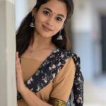 Kaavya Arivumani Instagram - Pakathu veetu ponnu✨ Shot and edited by @_niki_photographyy Accesories from @earingloverz Outfit from @thayalkadai This song ✨🌺 #kaavya#kaavyaarivumani #insta #tamilcinema #kollywood #raw #nomakeup