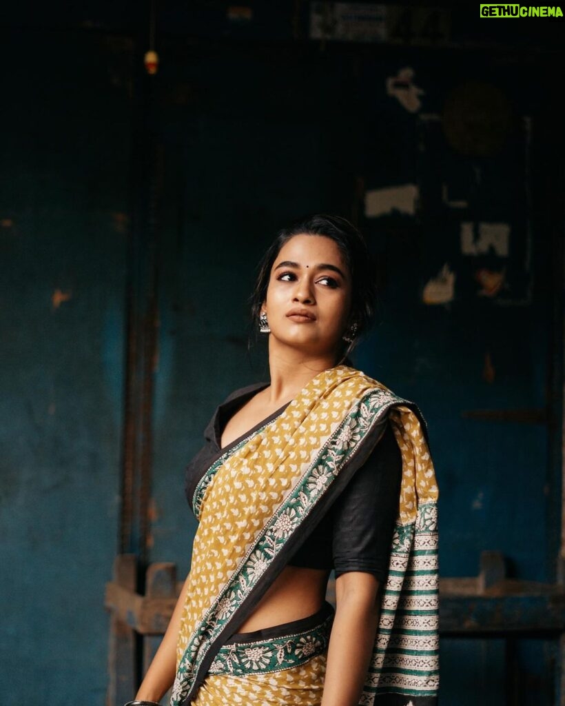 Kaavya Arivumani Instagram - இரகசியமே✨🩶 Fav shoot ✨🖤 Saree:@vasaka.jaipur 📷:@storiesby_rk 📷@its_surean Blouse:@arudpa Styled :@keziah_costume_stylist #kaavya#kaavyaarivumani #insta#tamil #tamilcinema #kollywood #malayalamcinema