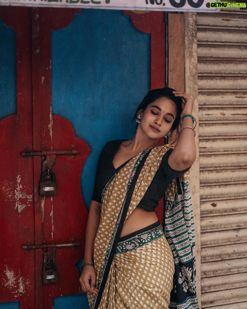 Kaavya Arivumani Instagram - இரகசியமே✨🩶 Fav shoot ✨🖤 Saree:@vasaka.jaipur 📷:@storiesby_rk 📷@its_surean Blouse:@arudpa Styled :@keziah_costume_stylist #kaavya#kaavyaarivumani #insta#tamil #tamilcinema #kollywood #malayalamcinema