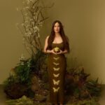 Kacey Musgraves Instagram - Scent and sound are so strongly tied to memory. It’s an extremely exciting challenge for me to bring a songs to life in another sense, generating a more 3D experience. It starts with thinking: what would this song look like? And then, if pulled from auditory into the olfactory dimension: what would this song smell like? I hope you enjoy the result. 𝓓𝓮𝓮𝓹𝓮𝓻 𝓦𝓮𝓵𝓵: an earthy ode to your inner world. Elements like oak moss, mushroom, saffron, beet root, lavender, clary sage, and raspberry come together to make your space smell like the bottom of a forest in the clouds. It’s a grounded and comforting smell (like a hug from someone you’ve missed) but a bit sweet and airy and fresh (like they just came in from the rain.) The smell of wet stone but also a breeze carrying a subtle scent of dried flowers. Somewhere between feminine and masculine and completely at peace. Much love, Kacey Mossgraves Link in bio 🌿 Thank you @boy__smells for collab number 2 and to Jerome & @robertet_group for being the chic geniuses that you are. And my glam fairies: @moanilee @giovannidelgado @ecduzit