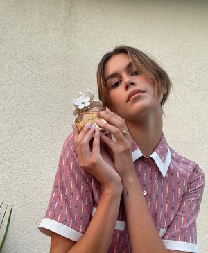 Kaia Gerber Instagram - daisy eau so intense @marcjacobsfragrances #mjdaisy