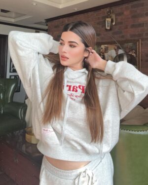 Kainaat Arora Instagram - संतुलित मन के समान कोई तपस्या नहीं है, 
और संतोष के समान कोई सुख नहीं है; 
लोभ जैसा कोई रोग नहीं, 
और दया जैसा कोई पुण्य नहीं।
💫
💫
💫
#kainaatarora