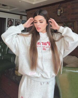 Kainaat Arora Instagram - संतुलित मन के समान कोई तपस्या नहीं है, 
और संतोष के समान कोई सुख नहीं है; 
लोभ जैसा कोई रोग नहीं, 
और दया जैसा कोई पुण्य नहीं।
💫
💫
💫
#kainaatarora