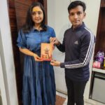 Kajal Raghwani Instagram – सनातन संवाद कथायें written by @vishwarajbhushan bhushan CEO of  काशी विश्वनाथ मंदिर 🙏 must read this book जरूर ले और padhe । हर हर महादेव 🙏  Thank you so much sir for giving me ths book 🙏🙌