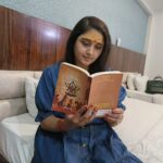 Kajal Raghwani Instagram – सनातन संवाद कथायें written by @vishwarajbhushan bhushan CEO of  काशी विश्वनाथ मंदिर 🙏 must read this book जरूर ले और padhe । हर हर महादेव 🙏  Thank you so much sir for giving me ths book 🙏🙌