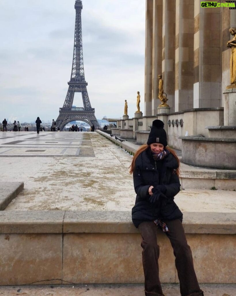 Kalki Koechlin Instagram - Grand चाचा ke tower😂 बच्चा baraf dekh ke hibernation mein ghus gaya. #Eiffeltower #Paris #familytime