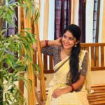 Kalyani Anil Instagram - Hey Siri , Play ‘’MALAYALI PENNE ‘’ …🤍 Saree @ar_handlooms_kuthampully 📸 @sonu_.sajeev 🫶🏻 Trivandrum, India