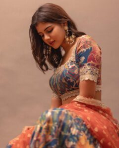 Kalyani Priyadarshan Instagram - Hope everyone’s been having a great Diwali season filled with love, family and friends 🪔 Here’s me wearing my favorite diwali gift this year - an outfit that my suuuper talented didi personally made for me from her collection at @aadyas.boutique . Love you @sandeepaa.arora didi 🤗♥️