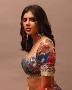 Kalyani Priyadarshan Instagram - Hope everyone’s been having a great Diwali season filled with love, family and friends 🪔 Here’s me wearing my favorite diwali gift this year - an outfit that my suuuper talented didi personally made for me from her collection at @aadyas.boutique . Love you @sandeepaa.arora didi 🤗♥️