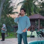 Kamal Adli Instagram - Selamat petang semua, lama tak kena angin dan bunyi ombak yg tenang bila bekerja . Thank you @eryabysuria #AkiraKhan #ComingSoon eRYAbySURIA Cherating