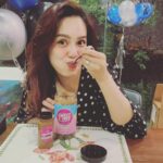 Kamal Adli Instagram - ya Allah manisnyaa yang makan tu! @uqashasenrose2 kami jual kami makan kami kenyang!! sedap tu takyah citelah! kalau makan tgk muka dia yang pahit terus jadi manis! hahah guys order now kat @sweet.n.coco !! order now! @sweet.n.coco