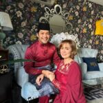 Kamal Adli Instagram – Selamat hari raya dari kami. Tahun yg berat. Alhamdulillah masih bernafas. Masih trauma. Masih boleh menatap mu. Menatap seluruh keluarga. Masih boleh terus bersyukur. Masih boleh tgk wajahmu melayan lawak bodohku. Mohon ampun dan maaf dr semua. Salam ku lebih indah dr biasa. Selamat hari raya aidilfitri maaf zahir batin ❤️