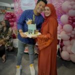 Kamal Adli Instagram – Salam happy bday to me.. tq syg for the surprise n cake .. syg dah terlebih2 sweet dr gula.. tq jaga diriku sejak dr insiden tu smpi la dapat senyum ni.. i love u soo soo much.. tq jgk untuk semua wish korg ok.. maaf tak dapat nk reply semua tp sy betul2 hargai doa semua dr dulu dan lagi2 lepas kene ketuk tu🙂 alhamdulillah masih bernafas syukur kepada Allah.. sy masih ada sikit2 trauma itu yg diam lama maaf yaa.. may Allah bless everyone ❤️❤️