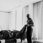 Kamaru Usman Instagram - I MAKE THIS LOOK GOOD…🔥🔥🫶🏿🤗 #UFC294 #ABUDHABI #SHOWSTOPPA 📸 @joshuaamiles