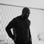 Kamaru Usman Instagram - I MAKE THIS LOOK GOOD…🔥🔥🫶🏿🤗 #UFC294 #ABUDHABI #SHOWSTOPPA 📸 @joshuaamiles