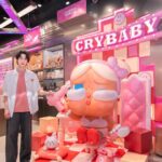 Kanaphan Puitrakul Instagram – เริ่มแล้ววันนี้! Pop Mart สาขาใหม่ Cry Baby ที่เดียวในโลก! อาณาจักร Crybaby สุดอลังการงานสร้างอย่างที่ไม่เคยมีมาก่อน!

พบกับ Exclusive Crybaby Collection มากที่สุดเป็นประวัติการณ์! ไม่ว่าจะเป็น Crybaby Dressing Room Pink Figurine, Crybaby Russian Doll Figurine, Crybaby Sad Club Collection และ Crybaby Encounter Collection มาครบทั้ง Figurine, Blind Box และ Accessories สุดแรร์ ที่ทุกคนถามหา 💕

📍สาขา Central Ladprao ชั้น 2
📆 เริ่ม 9 ก.พ 67 เป็นต้นไป

#popmartthailand #popmartth #crybaby #เซ็นทรัลลาดพร้าว #CentralLadprao