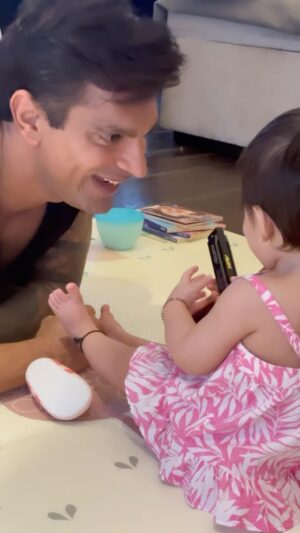 Karan Singh Grover Instagram - Harmonising on Harmonica 🎵🧿
#papaandbaby #musictime  #gigglypot