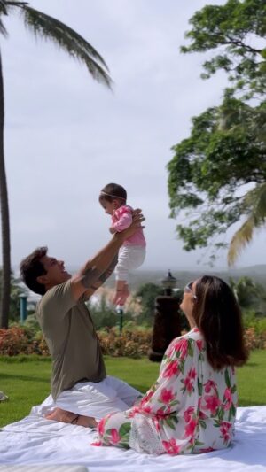 Karan Singh Grover Instagram - She always brings the sunshine ❤️🧿🌞
#devibasusinghgrover #monkeylove #picnic