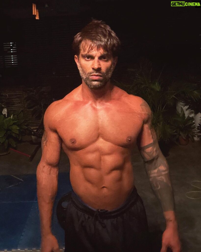Karan Singh Grover Instagram - 🔱 Intention. Decision. Action. Transformation. #workout #fitness #motivation #fitnessmotivation #fit #training #health #fitfam #lifestyle #exercise #muscle #healthy #sport