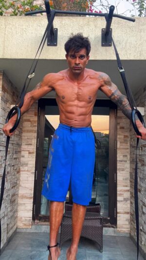 Karan Singh Grover Instagram - 🔱
Never skip your training.