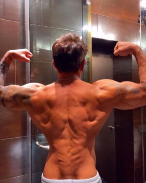 Karan Singh Grover Instagram - 🔱
Thank you for watching my back! 

#workout #fitness #motivation #fitnessmotivation #fit #training  #health #fitfam #lifestyle #exercise #muscle #healthy #sport