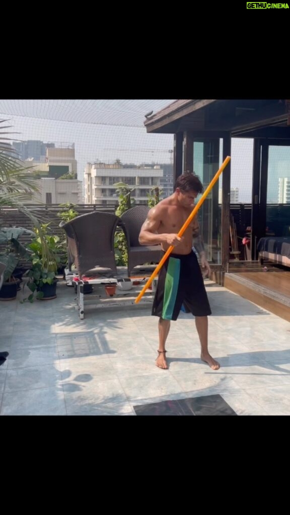Karan Singh Grover Instagram - 🔱 Out of focus or autofocus? #workout #fitness #motivation #fitnessmotivation #fit #training #health #fitfam #lifestyle #exercise #muscle #healthy #sport