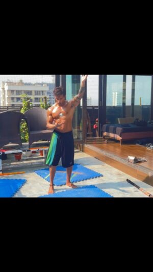 Karan Singh Grover Instagram - 🔱
Play
#workout #fitness #motivation #fitnessmotivation #fit #training  #health #fitfam #lifestyle #exercise #muscle #healthy #sport