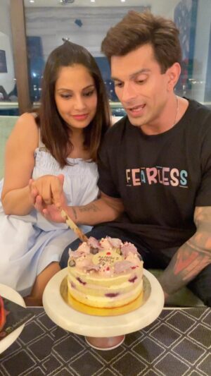 Karan Singh Grover Instagram - And just like that Devi is one month old ❤️🙏🧿
Thank you everyone who keeps sending Devi love and blessings . We are very grateful🙏
Durga Durga 🙏🔱
#monkeylove #newparents #grateful #jaimatadi #onemonthbirthday #devi