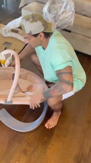 Karan Singh Grover Instagram - 🔱
Preparations for some father -daughter sun time! 

#leafgrow