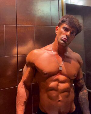 Karan Singh Grover Instagram - 🔱
Dad bod. 

#papatobe #workout #fitness #motivation #fitnessmotivation #fit #training  #health #fitfam #lifestyle #exercise #muscle #healthy #sport #loveyourself