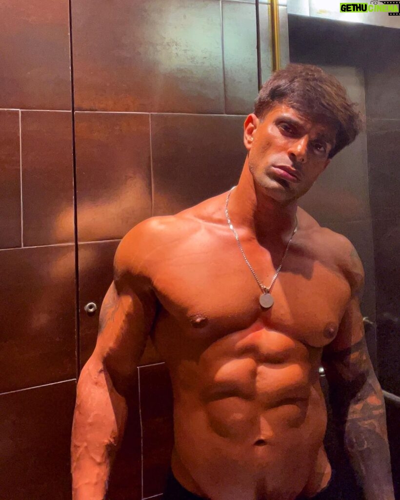 Karan Singh Grover Instagram - 🔱 Dad bod. #papatobe #workout #fitness #motivation #fitnessmotivation #fit #training #health #fitfam #lifestyle #exercise #muscle #healthy #sport #loveyourself