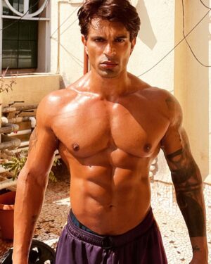 Karan Singh Grover Instagram - 🔱
#dadbod