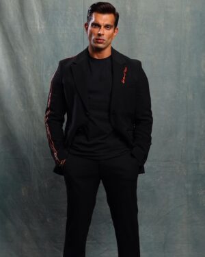 Karan Singh Grover Instagram - 🔱
Outfit: @shantanunikhil  @snbyshantanunikhil 
Stylist: @eshaamiin1 
📸 : @smileplease_25 

#fighterforever