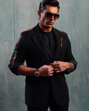 Karan Singh Grover Instagram - 🔱
Outfit: @shantanunikhil  @snbyshantanunikhil 
Stylist: @eshaamiin1 
📸 : @smileplease_25 

#fighterforever
