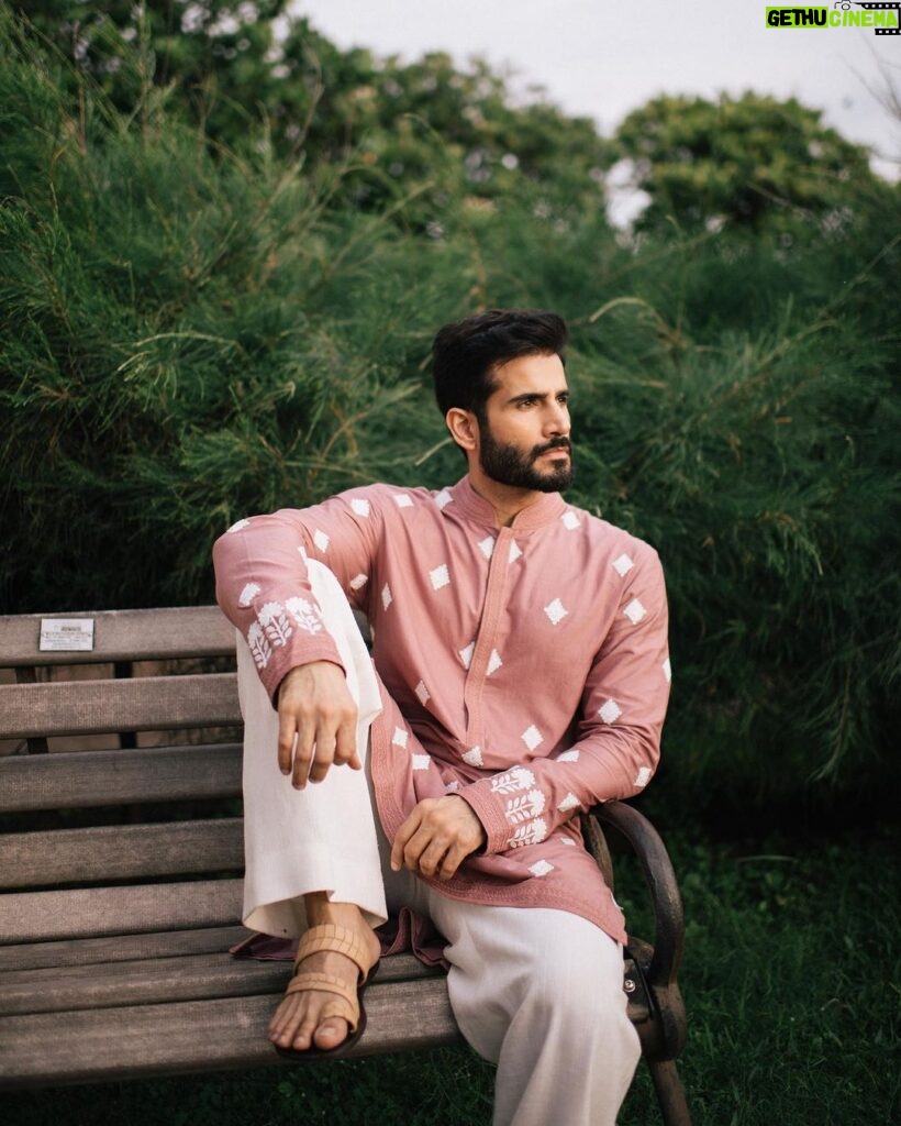 Karan Tacker Instagram - Feeling Festive 🪷 —————— 🧨 @manishmalhotra05 @manishmalhotraworld 📸 @bharat_rawail 🎨 @sachin_ghankutkar