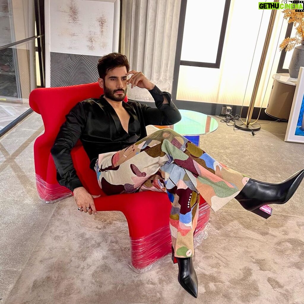 Karan Tacker Instagram - Well these boots are made for ₩₳Ⱡ₭ł₦₲, *SITTING!!! 👠☠️