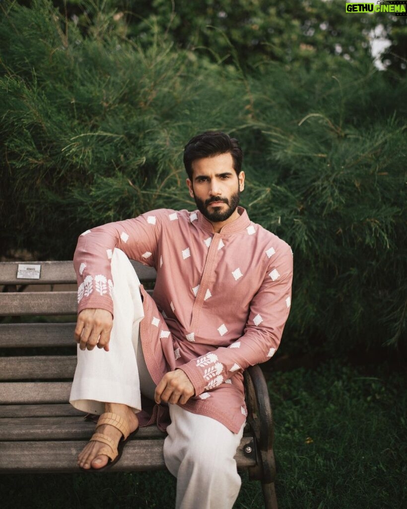 Karan Tacker Instagram - Feeling Festive 🪷 —————— 🧨 @manishmalhotra05 @manishmalhotraworld 📸 @bharat_rawail 🎨 @sachin_ghankutkar