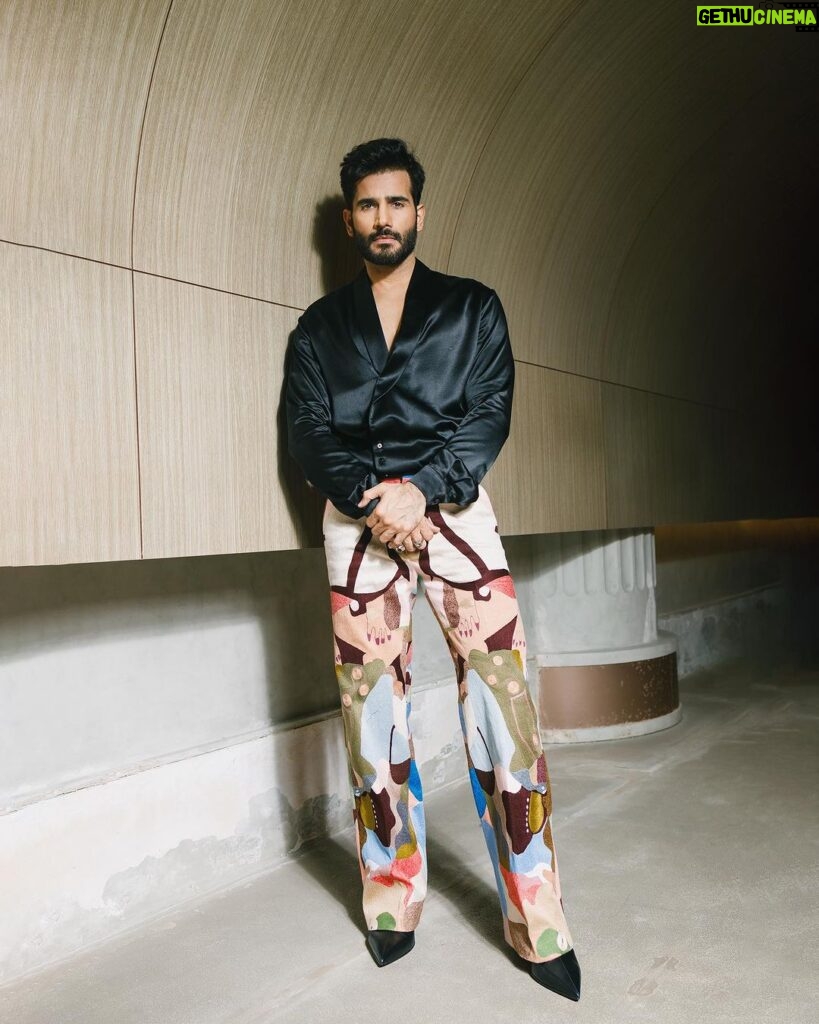 Karan Tacker Instagram - Dressed for the Best, GQ, ‘bout last night🥂 Outfit @anamikakhanna.in Shoes @louboutinworld Styled @rahulvijay1988 Photos @onegreymood HMU @sachin_ghankutkar