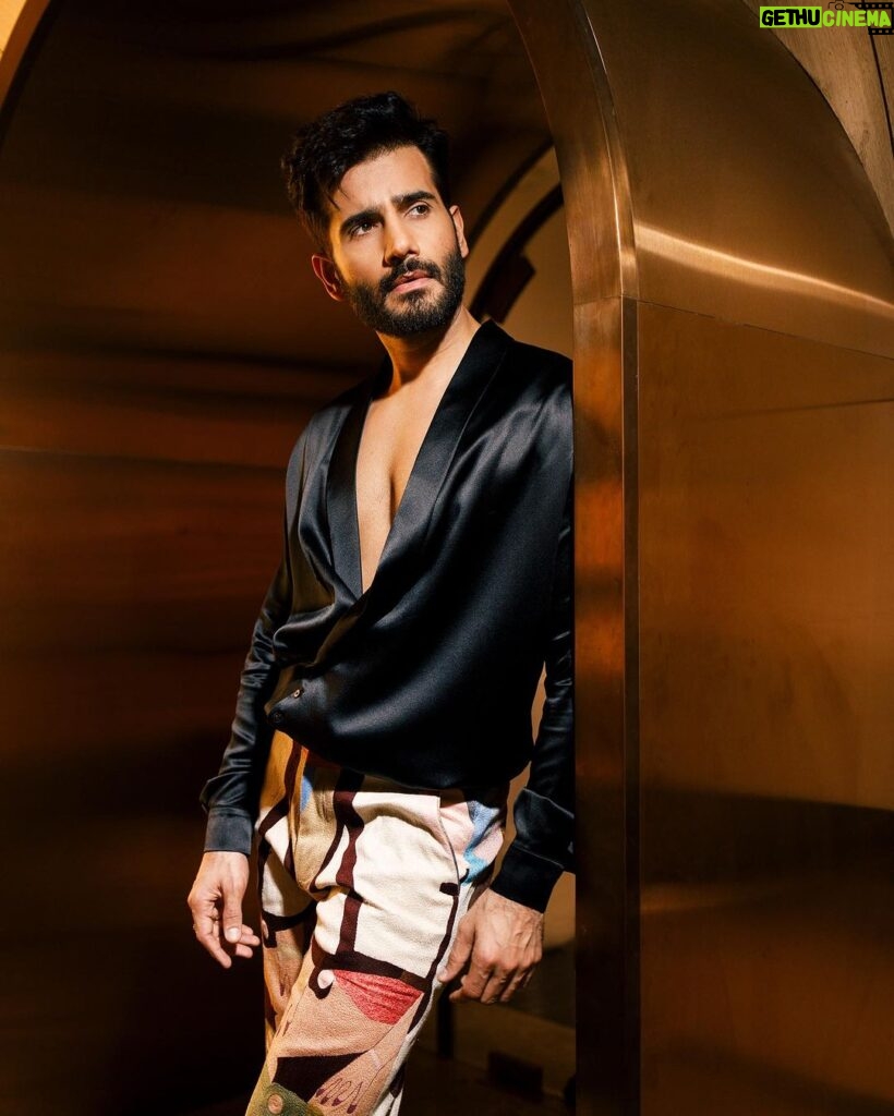 Karan Tacker Instagram - Dressed for the Best, GQ, ‘bout last night🥂 Outfit @anamikakhanna.in Shoes @louboutinworld Styled @rahulvijay1988 Photos @onegreymood HMU @sachin_ghankutkar