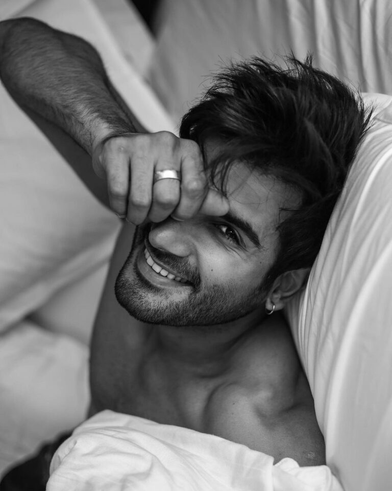 Karan Tacker Instagram - Stay in bed kinda Saturday 🍳