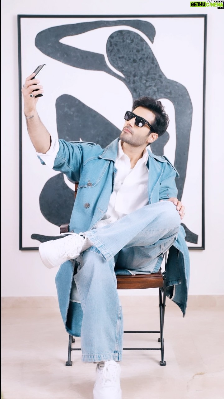 Karan Tacker Instagram - It’s hard not to look good, when the #OPPOFindN2Flip goes with literally anything I wear! It’s not just the #BestFlipPhone, it’s a fashion statement all by itself! #SeeMoreInASnap #ohsnap Mumbai, Maharashtra