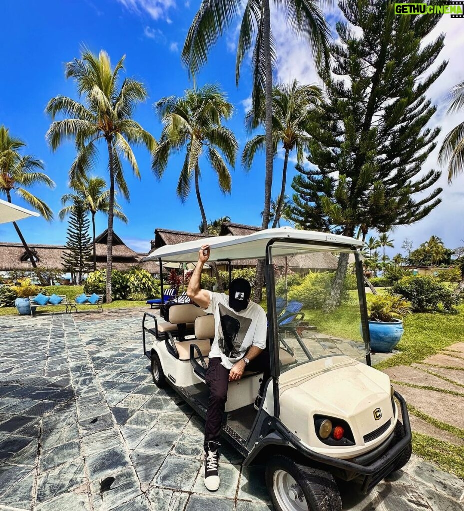 Karan Tacker Instagram - Beach you to it🌴 #LiveTheFrenchWay #SofitelImperial#SofitelMauritius. @mtpaindia #mauritiusnow #feelourislandenergy @sofitelmauritiuslimperial Mauritius Island