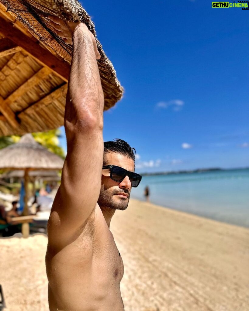 Karan Tacker Instagram - Hanging by a moment ☀️🏖️ #mentallyHere
