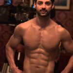 Karan Wahi Instagram - #sunday #binge I Was 13 + when i got Introduced to Body Building and the Term GYM Dilli mai tab akhaade hote the and protein powders were not even a word we knew I have been asked this over and over again as to how my physique always looks the same And my answer has always been the same I have been showing up every single Day for the last 24- 25 years Body Building is way more than Just how u Look… Its a Way Of LIFE There is No Substitute for Hard-work & Discipline #proudlyobsessed #justshowup To All u freaks out there Know that your Hustle will give back so much more ❤️❤️