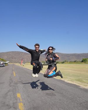 Karen Polinesia Instagram - Y ME VOLVÍ A AVENTAR 🪂 ahora con el loco de JUANPA!! Vayan a ver su video esta increíble lleve a unos invitados especiales